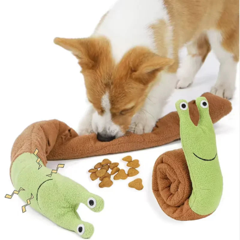 Cão brincando com brinquedo interativo em formato de caracol para esconder petiscos e estimular a inteligência