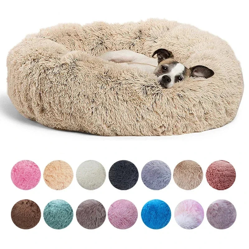Cão descansando em cama redonda ultra macia de pelúcia para cães e gatos com efeito calmante e antiestresse