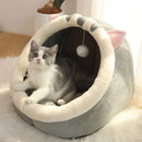 Cama toca premium para gatos e cães pequenos com almofada macia, brinquedo suspenso e design aconchegante para descanso e diversão.