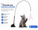 Gato brincando com brinquedo interativo de ventosa com pena flexível que estimula o instinto natural de caça e atividade física.