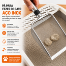 Pá de areia para gatos em aço inoxidável removendo resíduos da caixa de areia com eficiência e praticidade.