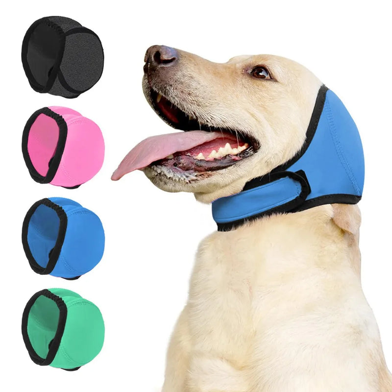 Cachorro usando protetor auricular confortável para redução de ruídos e maior tranquilidade em ambientes barulhentos.