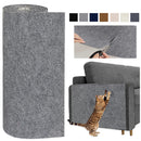 Gato ao lado de um tapete arranhador adesivo cinza instalado em móvel, ideal para proteger sofás e estimular o comportamento natural de arranhar.