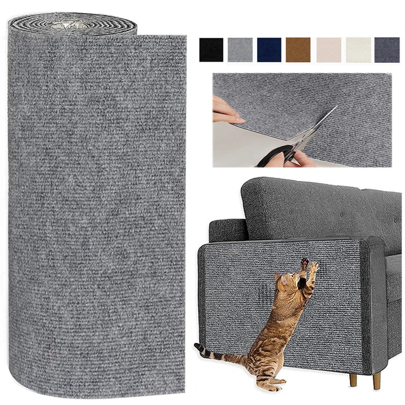 Gato ao lado de um tapete arranhador adesivo cinza instalado em móvel, ideal para proteger sofás e estimular o comportamento natural de arranhar.