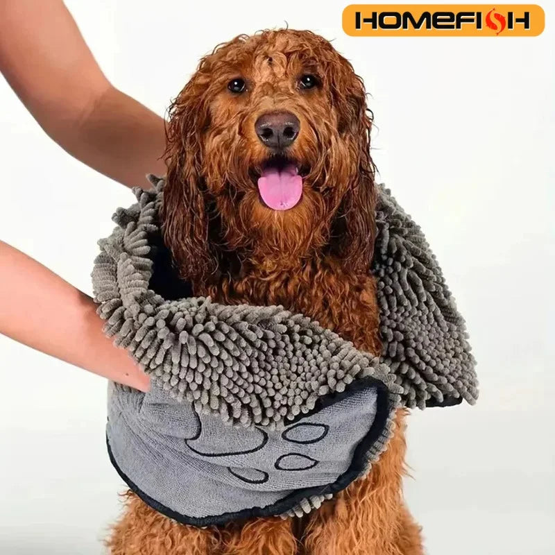 Cachorro envolvido em toalha de microfibra super absorvente para secagem rápida após o banho.